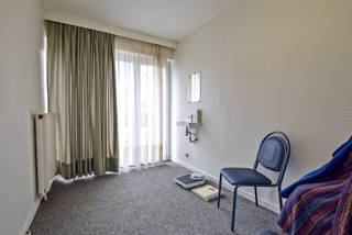 Goed gelegen praktrijkruimte / kantoorruimte met woonst te Oostduinkerke op 749m². Deze kwalitatief afgewerkte hoekwoning beslaat liefst 425m² bewoonbare oppervlakte. Het gelijkvloersverdiep is ingericht als een praktijkruimte (voormalige zeer gekende kinepraktijk) voor vrij beroep en omvat een inkom, bureelruimte, 2 praktijkruimtes, sauna- + doucheruimte, een zwembad en een garage. De verdiepingen zijn ingericht als ruim woonappartement en is ingedeeld als volgt: ruime hall, wasruimte, apart toilet, zongerichte leefruimte, prachtige leefkeuken met eetplaats, zuid-westgericht terras van maar liefst 50m². De 2de verdieping is voorzien van 3 slaapkamers en een badkamer. 4 PRIVE-PARKEERPLAATSEN op het terrein. EPC D label UC: 2671104. Wenst u dit unieke eigendom die tal van mogelijkheden biedt ook te bezoeken, aarzel dan zeker niet ons te contacteren 058/622 815. (Ref. NI26802) <br /><br />Neem voorsprong met een vrijblijvende en gratis schatting van uw eigendom via:<br />http://www.residentievastgoed.be/gratisonlineschatten