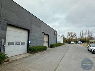 Ruime afgesloten loods van 600m² in industrieterrein van Diksmuide. Toegankelijk via automatische poort met hoge inrijpoort. Onmiddellijk vrij.