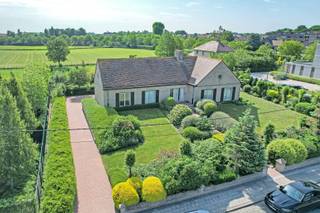 Ruime alleenstaande woning met grote tuin nabij centrum Diksmuide op 1681 m².De woning is ideaal voor wie op zoek is naar ruimte en verzichten, maar...