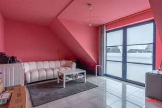Quote van de dag: “betaalbaar wonen? Just niks.”<br /><br />Jep, dat horen we dus elke dag. En jawel, we geven je alleen maar gelijk. Betaalbaar wonen lijkt plots een luxe te zijn, in plaats van een basisrecht. <br /><br />Maar heel af en toe komt er eens een stulpje op de markt dat wél onder de 200.000 EUR zit en perfect is als instapper. <br /><br />Oké, het is allicht geen nieuwbouw van 85m² met 2 slaapkamers – dat snap je heus ook wel – maar ‘t is een prima starter. Ideaal om al eens te proeven van de woningmarkt, om dan achteraf weer zorgeloos te verkopen of te verhuren. Want voor dit soort stulpjes is nu eenmaal altijd een markt.<br /><br />Of je eerste stapjes in de investeringswereld aan ’t zetten? Perfect, want je krijgt er in dit geval meteen al een huurder bij. <br /><br />Indeling:<br />Omdat je wat compacter woont, heb je geen boodschap aan kleine, verloren hoekjes en kantjes. Dat zie je ook bij het binnenkomen: een kleine inkomhal als toegangspunt naar al je kamers: woonkamer met keuken, een apart toilet en de slaapkamer met aansluitend de badkamer. <br /><br />De woonkamer is een duidelijk verhaal: rechttoe rechtaan, met een open keuken. De keuken is niet nieuw, maar kan prima nog een rondje mee. Verder zorgt het grote raam aan de voorzijde voor veel licht.<br /><br />Aan de achterzijde van het appartement vinden we de slaapkamer. Het is er maar eentje, maar meteen wel lekker groot. Meer dan voldoende ruim voor een grote kastenwand, als kledingkast én extra bergruimte. Aansluitend zit de badkamer, en ook die is verrassend groot. Hier hetzelfde verhaal als de keuken: basic, maar netjes. Gooi je er meteen een nieuwe badkamer in? That’s up to you. Liever nog enkele jaren sparen? Ook prima, want de huidige badkamer kan nog tegen een stootje. Hier zitten ook de aansluitingen voor wassen en drogen.<br /><br />Tenslotte is er nog een apart toilet. <br /><br />En het voordeel van helemaal bovenaan wonen? Een heerlijk groot dakterras.<br /><br />Ook de auto heeft z’n eigen plekje, in de garage achter het gebouw. En jawel, die garage zit gewoon bij in de prijs. Duidelijk en transparant, zo hebben wij ’t graag.