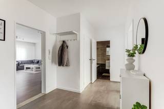 Dit gezellig, volledig gerenoveerd appartement is goed gelegen in een rustig, kleinschalig appartementsblokje, vlakbij het centrum van Hoevenen. Winkels, scholen en openbaar vervoer zijn in de omgeving vlot bereikbaar. Niettemin is dit een rustige, aangename woonwijk. U komt het appartement op de 1e verdieping binnen via een aparte inkomhal, vanwaar u meteen toegang heeft tot de bijzonder ruime woonkamer. Een groot raam aan de straatzijde trekt hier heel wat daglicht naar binnen. Grenzend aan de woonkamer bevindt zich een recente, gerieflijk ingerichte keuken. Verder beschikt het appartement nog over een praktische berging, 3 ruime slaapkamers, een apart toilet en een badkamer met ligbad met douchescherm en wastafel met meubel. Bij het appartement hoort een privatieve garagebox, dewelke onmiddellijk toegankelijk is vanuit de inkomhal. Deze is niet in de vraagprijs inbegrepen, maar dient verplicht bij aangekocht te worden voor €25.000. Gem. kosten: €210,25/maand. Er is geen lift aanwezig in het gebouw.