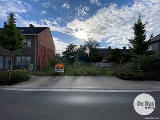LEDE – Op wandelafstand van het dorpscentrum bieden we deze uitstekend gelegen bouwgrond aan, geschikt voor een halfopen bebouwing. Alle winkels, scholen en voorzieningen bevinden zich in de directe omgeving, waardoor dit perceel een ideale keuze is voor wie comfortabel en centraal wil wonen.<br /><br />Het perceel laat een maximale bouwdiepte van 18 meter op het gelijkvloers toe en 13 meter op de eerste verdieping. De minimale bouwbreedte bedraagt 7 meter, maar een bredere gevel is perfect mogelijk, wat extra flexibiliteit geeft voor een moderne en ruime woningindeling.<br /><br />De tuin is zuidwest georiënteerd en geniet zon van de middag tot de avond – ideaal voor wie houdt van licht, warmte en een aangename buitenbeleving.