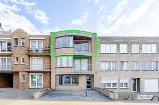 Bent u op zoek naar een ruim appartement met twee slaapkamers en een terras op wandelafstand van het strand en de zee? Dan is dit appartement in de Westlaan te Raversijde zeker het ontdekken waard. Het appartement is gelegen in een kleinschalige residentie zonder lift en biedt een bewoonbare oppervlakte van 87 m².<br /><br />Via de inkomhal bereikt u de ruime woonkamer, waar voldoende plaats is voor zowel een gezellige zithoek als een eetplaats. De open keuken sluit mooi aan op de leefruimte en vormt samen met de woonkamer een aangenaam en praktisch geheel. Vanuit de leefruimte krijgt u toegang tot het terras.<br /><br />Verder beschikt het appartement over twee slaapkamers, een badkamer en een afzonderlijk toilet.<br /><br />Een bijzondere troef is de zeer ruime privatieve buitenberging op het gelijkvloers. Deze biedt voldoende plaats voor fietsen, strandmateriaal en allerhande opslag.<br /><br />Het appartement werd gebouwd in 2004, heeft een EPC-score van 328 kWh/(m² jaar) en de elektrische installatie is conform tot 2029. Daarnaast zijn er geen syndicuskosten.<br /><br />De ligging in het rustige Raversijde vormt een mooie meerwaarde. Het strand en de zee bevinden zich vlakbij en ook het natuurdomein Atlantikwall Raversyde is vlot bereikbaar. Dankzij de nabijheid van de Kusttram geniet u bovendien van een goede verbinding richting het centrum van Oostende en de andere kustgemeenten.<br /><br />