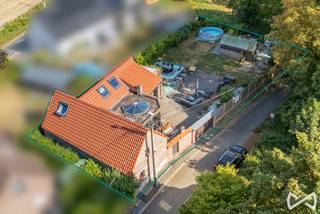 Puur genieten van rust, ruimte en natuur!
Op zoek naar een woning waar je de drukte écht achter je kunt laten? Deze landelijke eigendom, bevindt zich op een bijzonder rustige en groene locatie, waar enkel plaatselijk verkeer passeert.
Het voormalige Vossenhol biedt een unieke kans voor wie op zoek is naar een eigendom met karakter én potentieel. De woning is vandaag toe aan een renovatie, maar net daarin schuilt de charme: met de nodige visie en creativiteit kan je hier een prachtige landelijke thuis creëren, volledig naar eigen smaak en wensen.
De ligging is zonder twijfel één van de grootste troeven. Verscholen in het groen en tegelijkertijd bevindt de woning zich nabij tal van verbindingswegen en op een 10tal minuten van het station van Zottegem.
Een eigendom met geschiedenis, karakter en vooral bijzonder veel potentieel. Wie droomt van landelijk wonen en bereid is de handen uit de mouwen te steken, krijgt hier de kans om van het voormalige Vossenhol opnieuw een unieke plek te maken.
Voor meer informatie of een bezoek, bel Stefanie op het nummer 055/59 50 10.