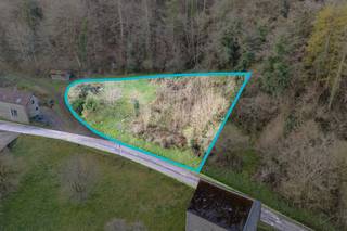 Dans un cadre verdoyant et rural, ce terrain de 940 m² à Lustin offre un environnement rare où calme, nature et vue dégagée se rencontrent...