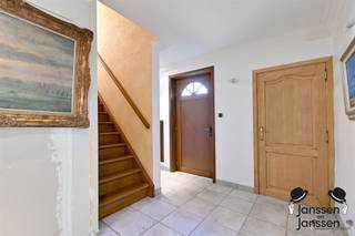 Dit gerenoveerd appartement met garage en oprit heeft potentieel als kangoeroewoning daar er reeds een fysieke opsplitsing gemaakt is.De inkomhal is...