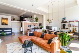 In een rustige zijstraat van het Mediaplein, de Wipstraat, bevindt zich deze unieke loft op de derde verdieping van een voormalige tabaksfabriek...