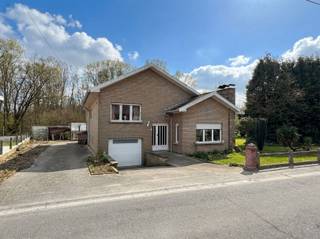 Rustig gelegen open bebouwing met tuin, garage en veel potentieelOp zoek naar een woning die u volledig naar eigen smaak kan renoveren? Deze open...