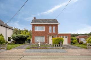 <p>Voor verdere info of een vrijblijvende waardebepaling van uw eigendom: kieran.dams@homixx.be of 016 792 901.<br /><br />Bent u op zoek naar een charmante woning met enorm veel potentieel op een gegeerde locatie? Homixx Vastgoed, uw professionele vastgoedpartner, stelt u graag deze vrijstaande woning met zonnige tuin voor.<br /><br />Bij het betreden van de woning komt u via de inkomhal terecht in de lichtrijke leefruimte, die uitnodigt tot gezellig samen zijn. Aansluitend bevindt zich de eetkamer en geïnstalleerde gesloten keuken met gasvuur. Het gelijkvloers beschikt tevens over een badkamer met een comfortabel ligbad en een toilet. Op de verdieping bevindt zich het nachtgedeelte met drie volwaardige slaapkamers. Praktische opbergruimte vindt u in de droge kelder. <br /><br />Een van de grootste troeven van deze eigendom is het zonnige perceel. Buiten geniet u in alle rust van de prachtig zuidwest-georiënteerde tuin, ideaal voor lange zomeravonden. Qua parkeergelegenheid bent u voorzien van een inpandige garage voor één wagen en drie buitenstaanplaatsen op de oprit. De woning wordt verwarmd op stookolie. Gelegen op een absolute toplocatie combineert dit pand een vlotte bereikbaarheid met een aangename woonomgeving.</p>