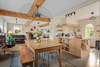 <strong>Instapklare, charmante villa met drie slaapkamers en prachtige west tuin<br /><br />Algemeen:</strong><br />
<ul>
<li>Kwalitatieve totaalrenovatie</li>
<li>Behoud van authenticiteit</li>
<li>Optimale lichtinval dankzij raampartijen en open karakter van het GLV</li>
<li>Riante leefruimte met open haard</li>
<li>Volledig geïnstalleerde Dovy keuken</li>
<li>3 ruime slaapkamers</li>
<li>Afzonderlijke bureauruimte op het GLV</li>
<li>Badkamer met ligbad en douche</li>
<li>Onderhoudsvriendelijke west georiënteerde tuin</li>
<li>Volledige privacy</li>
<li>Zeer gezellig en ruim terras</li>
<li>Overdekt terras/pergola met terrasverwarming</li>
<li>Inpandige garage</li>
<li>Oprit met voldoende parkeergelegenheid</li>
</ul>
<strong>Onmiddellijke omgeving:</strong><br />
<ul>
<li>Zeer vlotte bereikbaarheid naar Antwerpen en Brussel (E19 en trein)</li>
<li>Nabij het centrum van Kontich met scholen, winkels, openbaar vervoer en verschillende natuurgebieden op fiets- en wandelafstand</li>
</ul>
<br /><strong>Technische kenmerken:</strong><br />
<ul>
<li>Bouwjaar: 1969 - Totaalrenovatie in 2021</li>
<li>Dovy keuken met AEG toestellen ( inclusief stoomoven) en 2 koelkasten</li>
<li>CV op gas (2021)</li>
<li>20 zonnepanelen en laadpaal + batterij 10kWh</li>
<li>Airco in de master bedroom</li>
</ul>
<strong>Indeling:</strong><br /><br /><span>Gelijkvloerse verdieping:</span><br />
<ul>
<li>Inkomhal met apart gastentoilet</li>
<li>Riante leefruimte met eetkamer</li>
<li>Keuken beschikt over voldoende werkplaats en bergruimte met zicht op de tuin</li>
<li>Gezellige zithoek met open haard</li>
<li>Bureauruimte</li>
<li>Inpandige garage met voorz WM/DK</li>
</ul>
<span>Eerste verdieping:</span><br />
<ul>
<li>Ruime overloop met apart toilet</li>
<li>2 slaapkamers</li>
<li>Badkamer met ligbad en douche</li>
<li>Master bedroom met dressing</li>
</ul>
<p><br />Stedenbouwkundige inlichtingen in aanvraag<br />Voor meer informatie kan u terecht op www.deboerenpartners.be</p>
