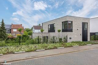 <span>HOOGWAARDIG AFGEWERKTE NIEUWBOUWWONING MET DRIE SLAAPKAMERS EN TUIN (INCLUSIEF TUINONDERHOUD) TE RIEMST</span><br /><br />Deze nieuwbouwwoning vinden we terug aan Int Boelarvelt 19 te Zichen-Zussen-Bolder, een deelgemeente van Riemst. Dankzij de ligging in een doodlopende straat geniet de woning van veel rust en beperkte verkeersdrukte. Alle nodige faciliteiten zijn in de nabije omgeving gelegen, net zoals het op- en afrittencomplex van de autostrade waardoor omliggende dorpen en steden vlot bereikbaar zijn.<br /><br />De woning is afgewerkt met hoogwaardige materialen en is voorzien van alle comfort, zo zijn er 10 zonnepanelen, een regenwaterput van 5000 liter waarop de toiletten en de buitenkraan zijn aangesloten, een alarminstallatie, 1 laadpaal, verlichting en een warmtepomp.<br /><br />De indeling van de woning is als volgt:<br />GELIJKVLOERSE VERDIEPING:<br />- Inkomhal.<br /><br />VERDIEPING -1:<br />- Lichtrijke woonkamer met open keuken. De keuken is voorzien van een inbouwkoelkast, inductiekookplaat met afzuigkap, oven, microgolfoven en een vaatwasser.<br />- Ruime berging met inbouwkasten en aansluiting voor het wasmachine.<br />- Toilet.<br /><br />VERDIEPING +1:<br />- Nachthal.<br />- 3 slaapkamers.<br />- Badkamer. De badkamer is voorzien van een dubbele lavabo en een inloopdouche.<br /> - Toilet.<br /><br />De woning is voorzien van twee parkeerplaatsen en een ruime omheinde tuin met terras.<br /><br />De huurprijs bedraagt € 1.375,00 + € 225,00 vaste kosten per maand.<br />In de vaste maandelijkse kosten zitten volgende zaken inbegrepen: onderhoud warmtepomp, onderhoud regenwatersysteem + vervangen van de filters, onderhoud ventilatie + vervangen van de filters, onderhoud buiten (snoeien haag en perken, verwijderen grof onkruid, gebruik robotmaaier inclusief het onderhoud van de robotmaaier).<br /><br /><span>Wilt u graag een bezichtiging inplannen voor deze prachtige nieuwbouwwoning? Contacteer ons dan vrijblijvend via info@matisimmo.be.</span><br />