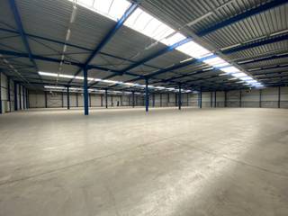 Magazijn van 6.200 m² te huur in Sint‑Niklaas, strategisch gelegen in Europark‑Noord en met uitstekende visibiliteit dankzij de ligging vlak naast...