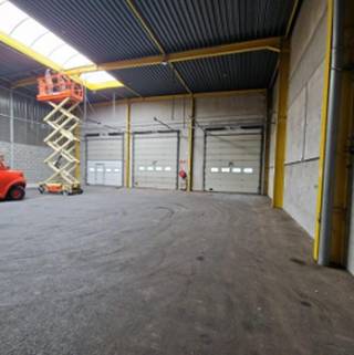 Entrepôt de ± 1.375 m² avec porte sectionnelle (hauteur libre 7 m), complété par ± 250 m² de bureaux et ± 123 m² de locaux sociaux. Stockage...