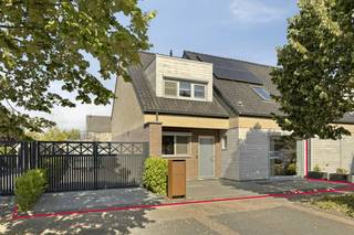 Ben je op zoek naar een volledig instapklaar huis waar comfort, licht en energiezuinigheid samenkomen? Dit huis nabij het centrum van Kinrooi biedt alles wat een modern gezin of starter zoekt: <br />-100% instapklaar en stijlvol ingericht <br />-Doorheen de volledige woning veel lichtinval<br />-Voorzien van een gunstig EPC-attest én zonnepanelen <br />- Een volledig omheind perceel met aangelegde oprit en aangelegd terras <br />- Gelegen in een kindvriendelijke, rustige buurt met winkels en scholen op wandelafstand. <br /><br />Indeling: <br />Verdieping 0:<br />- Woonkamer met open keuken <br />- Toilet <br />- Schoonheidssalon, bureauruimte<br />- berging<br />- Tuin <br />- Tuinberging<br /><br />Verdieping +1<br />- Badkamer <br />- 3 slaapkamers<br />- Berging <br /><br />Verdieping +2<br />- Zolderruimte <br /><br /><br />Bestuursmaatregelen in het maatregelenregister: nee
