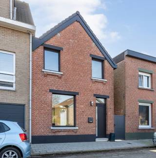 Deze fijne woning werd zopas compleet gerenoveerd, en is op zoek naar zijn eerste bewoner!INDELING:Gelijkvloers * inkomhal met trap naar de...