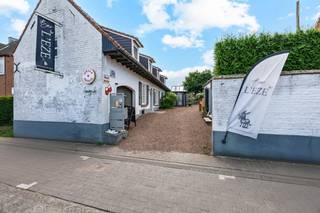<strong>Vastgoed DW verkoopt een bijzonder woning met horecazaak, gelegen op een ruim perceel van ca. 1.273 m². Een unieke opportuniteit voor wie wonen en ondernemen wil combineren op één karaktervolle locatie.</strong><br />Bar L’Eze is geen klassieke horecazaak. De ruimtes beschikken over een <strong>warme en uitnodigende sfeer</strong> en sluiten rechtstreeks aan op de verschillende buitenruimtes. De groene tuin, de gezellige terrassen en de overdekte buitenruimte die zorgen voor een bijzonder aangenaam gevoel.<br />Een absolute troef is de <strong>ruime privéwoonst</strong>, die een mooie combinatie vormt met de horecazaak. De woning beschikt op het gelijkvloers over een aangename leefruimte met veel lichtinval, een gezellige zithoek, eetruimte, keuken, doucheruimte en bureau. De huidige inrichting straalt rust en kwaliteit uit.<br />Op de verdieping bevinden zich <strong>twee ruime slaapkamers en een badkamer</strong>. Daarnaast is er nog ongeveer <strong>30 m² niet-afgewerkte ruimte (</strong>extra slaapkamer, hobbyruimte of polyvalente ruimte).<br />Vooraan is er een <strong>garage en</strong> een afzonderlijk gebouw dat momenteel dienstdoet als berging en toiletruimte.<br />De woning biedt bijzonder veel mogelijkheden. Wonen, werken, ondernemen, een horecazaak, een handelsruimte… of misschien wel een volledig nieuw verhaal dat wij vandaag nog niet kunnen bedenken. Het karaktervolle gebouw en de gezellige grote tuin met uniek zicht op de Cotthemse vallei maakt van dit project iets <strong>uitzonderlijk, vol passie, uitstraling en met een eigen identiteit. </strong><br /><strong>Technisch</strong><br />Momenteel beschikt het pand over een <strong>EPC met label E</strong>. Dit is mede het gevolg van een gedeelte met enkel glas in de horecaruimte. Met minimale kosten kan <strong>het EPC naar een D-label of beter gebracht worden</strong>.<br />De <strong>elektrische installatie is conform</strong>.<br />Volgens het asbestattest is er asbest aanwezig in onder meer het <strong>onderdak, bepaalde luiken, pleisterwerk in de kelder en een dichting van de verwarmingsketel</strong>. Deze materialen zijn aangeduid als <strong>'zorgvuldig te beheren'</strong>.<br /><strong>Bar L’Eze - Een naam met een knipoog. Een pand met karakter. Een plek met mogelijkheden.</strong><br /><br /><br /><strong>Contacteer Vastgoed DW voor meer informatie of een bezoek ter plaatse.</strong><br />