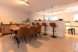 Dit bijzonder ruim en lichtrijk appartement van 160 m² combineert het comfort van een woning met het gemak van een appartement. Dankzij de...