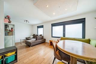 We Invest Sud-Luxembourg stelt u deze charmante bel-étage woning met drie gevels voor, ideaal gelegen in een rustige en residentiële wijk van...