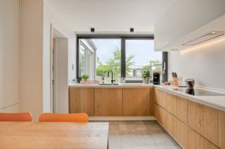 Dit unieke vastgoed, te koop in Wingene, combineert een bewoonbare oppervlakte van 268 m² met wooncomfort en een uitzicht over de achterliggende velden. Het perceel van 985 m² beschikt over een aangelegde tuin en zonnige terrassen. <br /><br />Deze hoogwaardig afgewerkte gezinswoning is de afgelopen jaren met zorg gemoderniseerd. De transformatie van de keuken en leefruimte zorgt ervoor dat de centrale ruimtes vandaag een moderne, uitnodigende sfeer uitstralen. Dankzij de indeling van het gelijkvloers is dit pand ideaal voor een vrij beroep of praktijk aan huis.<br /><br />Indeling:<br />Gelijkvloers:<br />- Inkomhal met, toegang tot wachtplaats met gastentoilet en de eerste slaapkamer of praktijkruimte (16 m²) met aansluitend eerste badkamer<br />- Woonkamer (60 m²)<br />- Moderne leefkeuken uitgerust met Miele-toestellen en een<br />directe verbinding met de tuin<br />- Praktische bergruimte met kwalititatieve ingemaakte kasten en aansluitingen voor wasmachine en droogkast.<br />- Droge en functionele kelderberging (11 m²)<br />- Inpandige garage (31 m²), een overdekte carport, tuinberging en aangelegde terrassen.<br /><br />Eerste verdieping:<br />- Drie volwaardige slaapkamers (15 m², 13 m² en 14 m²) voorzien van ingebouwde kasten.<br />- Vernieuwde badkamer met wastafel, douche en toilet.<br />- Vijfde en potentieel zesde slaapkamer, toegankelijk via een aparte trap vanuit de garage.<br />- Zolderruimte<br /><br />De woning is gelegen aan de Sarosweg, een rustige, doodlopende straat met slechts twee woningen, waaronder een charmante alpacaboerderij. Daarnaast bereikt u op minder dan een kwartier rijden bereikt u de oprit van de E40 in Aalter of Beernem. <br /><br /><br />Bestuursmaatregelen in het maatregelenregister: nee