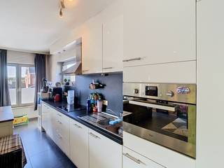 <p>Dit ruime appartement met 2 slaapkamers te huur in Herent biedt een aangename combinatie van comfort, functionaliteit en een rustige ligging met uitzicht op de omliggende velden. Dankzij de doordachte indeling, de buitenruimte en de praktische voorzieningen vormt dit appartement een ideale woonplek voor wie op zoek is naar comfortabel wonen nabij Leuven.</p><p></p><p>Bij het betreden van het appartement kom je terecht in een ruime en lichtrijke living met open keuken. Deze gezellige leefruimte vormt het centrale hart van de woning en biedt voldoende plaats voor een comfortabele zithoek en een ruime eetplaats. De open keuken sluit naadloos aan op de leefruimte en creëert een aangenaam gevoel van openheid. Aansluitend bevindt zich een gesloten berging die extra opslagruimte biedt voor voorraad, huishoudtoestellen en dagelijkse benodigdheden.</p><p></p><p>Het appartement beschikt over twee volwaardige slaapkamers die flexibel kunnen worden ingericht als slaapkamer, kinderkamer, bureau of hobbyruimte. De badkamer is praktisch ingericht en sluit perfect aan bij het comfort van de woning.</p><p>Een van de grote troeven van dit appartement is het terras met open uitzicht op de velden. Hier geniet je in alle rust van de buitenlucht en een groene omgeving, ver weg van de dagelijkse drukte.</p><p></p><p>Daarnaast beschikt het appartement over een garage, een ruime kelderberging en de mogelijkheid om buiten te parkeren. Deze extra voorzieningen zorgen voor een hoog gebruiksgemak en voldoende opslag- en parkeermogelijkheden.</p><p></p><p>De ligging in Herent is bijzonder aantrekkelijk dankzij de combinatie van rust en bereikbaarheid. Winkels, openbaar vervoer, scholen en belangrijke verbindingswegen bevinden zich binnen handbereik. Bovendien bereik je Leuven vlot, wat deze locatie interessant maakt voor pendelaars en iedereen die graag dichtbij stedelijke voorzieningen woont zonder in te boeten aan woonkwaliteit.</p><p></p><p>De maandelijkse huurprijs bedraagt 1.050 euro. Daarnaast is er een provisie van 95 euro per maand voor de gemeenschappelijke kosten en een voorschot van 160 euro per maand voor gas en water. Elektriciteit wordt individueel afgerekend.</p><p></p><p>Ben je op zoek naar een ruim appartement met 2 slaapkamers, terras, garage en uitzicht op het groen in Herent? Plan nu je bezoek via www.living-stone.be! </p>