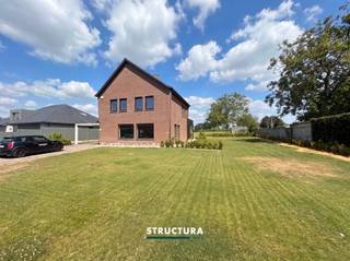 Wenst u dit pand te bezoeken? Neem dan contact met ons op via 02/460.80.46 of info@structura.be.Bent u op zoek naar een ruime, instapklare villa waar rust, comfort en kwaliteit hand in hand gaan? Dan zal deze in 2024 volledig gerenoveerde luxevilla in een landelijke omgeving u ongetwijfeld weten te bekoren. Dankzij de rustige ligging zonder inkijk, de grote aangelegde tuin en de hoogwaardige afwerking is deze woning ideaal voor gezinnen of voor wie op zoek is naar veel wooncomfort.De woning beschikt op het gelijkvloers over een inkomhal, een apart gastentoilet, een bureau, een ruime leef- en eetruimte en een prachtige, volledig uitgeruste open keuken met ontbijt­hoek. Dankzij de grote raampartijen geniet u van een overvloed aan natuurlijk licht en heeft u rechtstreeks toegang tot de ruime tuin met terras.Op de eerste verdieping bevinden zich een ruime nachthal, drie volwaardige slaapkamers, een apart toilet en een badkamer met dubbele wastafel en ligbad met douchewand. Daarnaast beschikt de woning over een garage, kelder, zolder en een ruime oprit.Karakteristieken- Rustige, landelijke ligging zonder inkijk- Grote aangelegde tuin met terras, zonneterras en serre- Garage, kelder, zolder en ruime oprit- CV op aardgas met hoogrendementsketel en vloerverwarming- Regenwateraansluiting- Alarmsysteem (zonder abonnement)- Verlichting en zonneblinden/gordijnrails aanwezig- Robotmaaier aanwezig (€60/maand)- Gunstig EPC: B (150 kWh/m² jaar)- Onmiddellijk beschikbaar- Huurwaarborg: 3 maanden