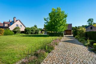 <p><span><span>Alweer VERKOCHT op 1e BEZOEKDAG. Contacteer RANDY REMUE 0479/ 99. 99. 90 als u ook op 1 DAG wil verkopen.</span></span></p><p>'"ABSOLUTE TOPPER" - Afspraak ENIGE BEZOEKDAG enkel telefonisch via Randy Remue op 0479/ 99. 99. 90. De stukken van de woning zijn te consulteren op www.immo-zone.be. Meer info via Facebook "Remue Randy" - LIKE de pagina en blijf op de hoogte van alle nieuwe woningen. In het mooie en gegeerde Sint-Lievens-Houtem bevindt zich te Bruisbeke 20 zich deze uitzonderlijke villa die charme, ruimte en potentieel combineert. Indeling: Via de indrukwekkende inkomhal met authentieke dambordvloer en statige houten trap betreden we een woning die meteen indruk maakt. De royale leefruimte met open haard biedt rondom uitzicht op de tuin. Aansluitend bevindt zich de keuken, eveneens met uitzicht op het groen en directe toegang tot het terras en de tuin. Op het gelijkvloers bevinden zich de eerste 2 slaapkamers en de 1e badkamer, uitgerust met een ligbad en wastafel. Vervolgens gaan we naar het 1e verdiep via de houten trap in de inkomhal waar we de overige 4 slaapkamers en 2e badkamer terug vinden. Buiten vormt de aangelegde tuin een ware oase van rust. Het ruime terras nodigt uit om in alle privacy te genieten van lange zomeravonden, gezellige familiemomenten en het groene uitzicht. Verder beschikt de woning over een praktische kelder en een ruime garage. GEEN RENOVATIEPLICHT. Deze woning is een ABSOLUTE TOPPER voor starters, gezinnen of investeerders. P-score: A / G-score: A. <br />VOOR ZEER SNELLE BESLISSERS!!<br />IMMO ZONE RHODELAND RANDY REMUE - 0479/ 99. 99. 90</p>