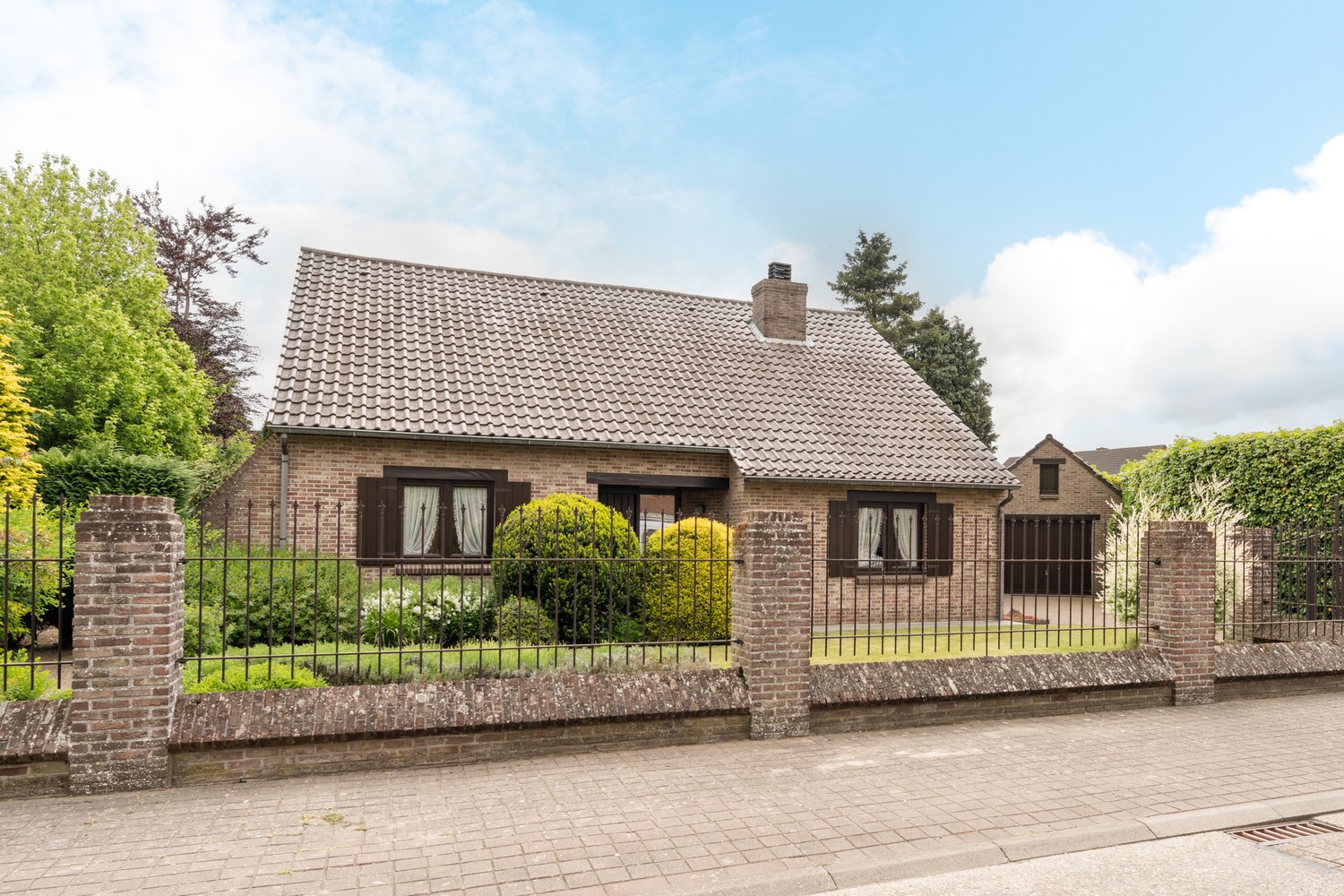 Karaktervolle woning in het centrum van Hamont met een mooi perceel grond - foto 1