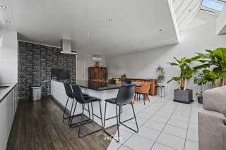 Deze verzorgde woning die opnieuw opgebouwd werd in 2004 combineert comfort en functionaliteit op een uitstekende locatie in Stekene. De open...