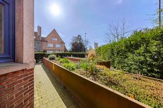 CHARMANTE ALLEENSTAANDE WONING op een perceel van 383 m², vlakbij de Gentpoort, op wandelafstand van Brugge.Op het gelijkvloers: inkomhall met...