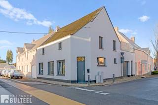 Deze uiterst charmante en ruime hoekwoning combineert karakter en comfort. Zodra u de woning binnenstapt, voelt u de warme en uitnodigende sfeer en dankzij de raampartijen geniet u van natuurlijk licht terwijl de smaakvolle afwerking en het verzorgde onderhoud direct in het oog springen. Op het gelijkvloers biedt deze woning u een ruime living, een open en ingerichte keuken, een droge kelder en een ruime garage. Op de tussenverdieping bevindt zich de vernieuwde badkamer met douche, dubbele lavabo en toilet. Op de eerste verdieping zijn er 4 slaapkamers en een multifunctionele ruimte die momenteel als tv hoek is ingericht. Op de eerste verdieping heeft u ook toegang tot het terras. De ramen zijn voorzien van dubbele beglazing. Centrale verwarming op aardgas. Gunstig EPC. Elektriciteit is conform. De woning is bovendien gunstig gelegen op wandelafstand van het centrum met een vlotte verbinding naar E17 en N41. In de nabijheid van het natuurgebied "Den Bunt" met zijn diverse fiets- en wandelroutes. Aarzel dus niet en maak vandaag nog uw afspraak om deze woning samen met ons te ontdekken.