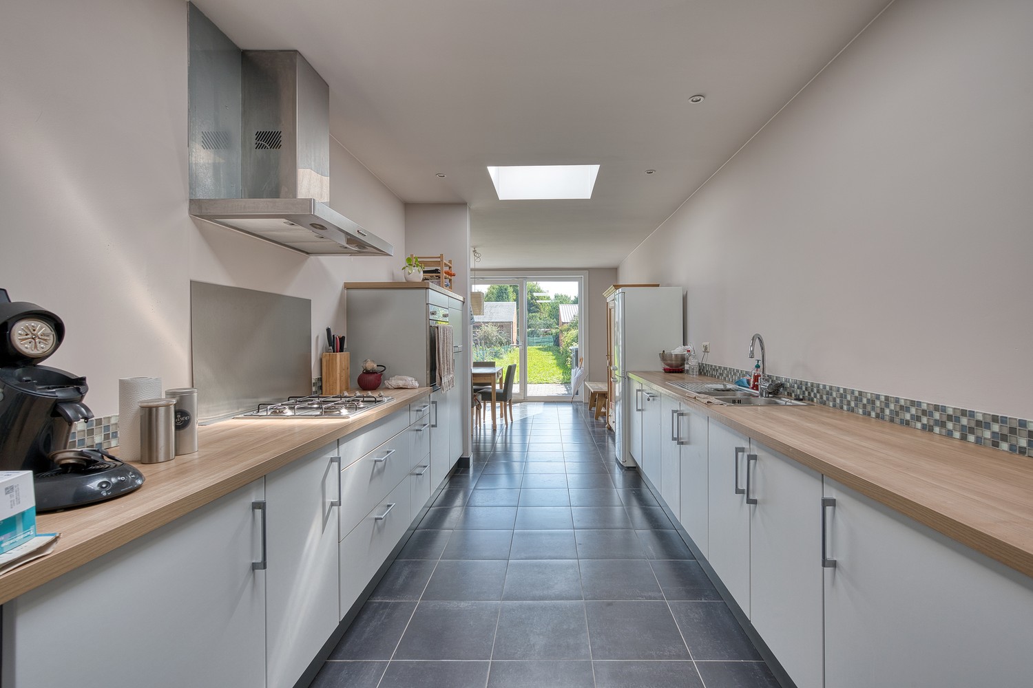 Assebroek, RUIME LICHTRIJKE INSTAPKLARE WONING met GROTE TUIN met UITWEG+ OPRIT , mogelijkheid garage te bouwen,3 SLAAPKAMERS, Badkamer en douchekamer. - foto 5