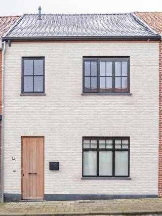 Deze recente en energiezuinige woning vinden we terug in de Krombekestraat, in het centrum van Poperinge. Het huis is slechts een jaar...