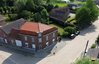 Rustig gelegen te renoveren woning waarvan de voorbereidende werkenreeds voltooid zijn. Ook leuk als B&B !! In het landelijke Vechmaal, doch centraal...