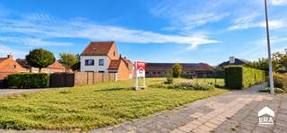 <h2><strong>Goed gelegen stuk bouwgrond met tal van mogelijkheden</strong></h2><p>Op zoek naar bouwgrond op een gunstige locatie? Dit goed gelegen perceel biedt een uitstekende basis voor wie zijn eigen woonproject wil realiseren.</p><p>Of u nu droomt van een ruime gezinswoning, een moderne nieuwbouw of een woning die volledig afgestemd is op uw eigen wensen en levensstijl: dit perceel biedt heel wat potentieel.</p><p>Dankzij de goede ligging geniet u van een vlotte bereikbaarheid en bevinden belangrijke voorzieningen, winkels, scholen en verbindingswegen zich binnen handbereik. Tegelijk biedt de omgeving de rust en ruimte die u van een kwalitatieve woonlocatie mag verwachten.</p><p>Een mooie opportuniteit voor particulieren, bouwers en investeerders die op zoek zijn naar een goed gelegen bouwgrond met perspectief.</p><p><br /></p><p><strong>Benieuwd naar de mogelijkheden van dit perceel? Neem gerust contact op voor meer informatie of een bezoek ter plaatse.</strong></p>