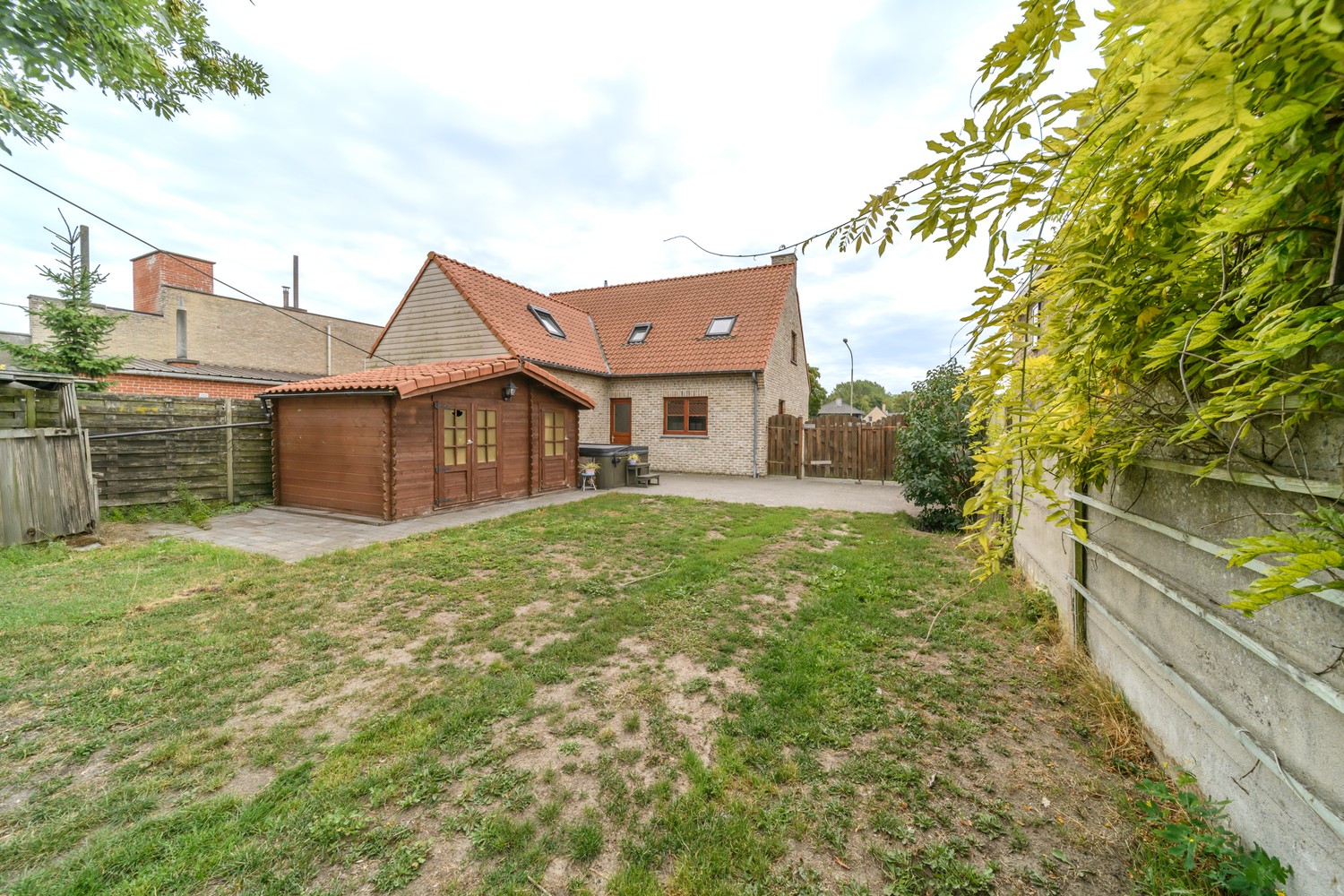 DE PANNE: Gezinswoning met 4 slaapkamers (waarvan 1 gelijkvloers), bureauruimte, 2 badkamers en tuin op 1.250m² totale grondopp. - foto 4