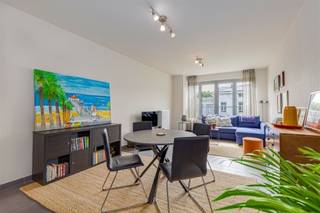 <p><span>Dit </span><span>leuk 1-slaapkamer appartement met terras </span><span>staat te huur op de Belgiëlei in het </span><span>hartje van Antwerpen</span><span>. Ideaal gelegen tussen het </span><span>Stadspark </span><span>en het </span><span>Harmoniepark</span><span>, ook het </span><span>centrum van de stad</span><span> is slechts op enkele minuten bereikbaar en winkels, scholen en openbaar vervoer op wandelafstand. </span></p><p><span> </span></p><p><span>Het appartement is gelegen op de </span><span>4de verdieping</span><span> van een recent gebouw en bereikbaar via de </span><span>lift of trap</span><span>. Het appartement heeft een </span><span>gezellig terras met uitzicht op groen</span><span>. Er is ook nog een </span><span>kelderberging </span><span>aanwezig alsook een </span><span>gemeenschappelijke fietsenberging</span><span>. Tot slot beschikt het appartement over een </span><span>garagebox</span><span> dewelke mee gehuurd dient te worden aan </span><span>€100 extra</span><span> per maand.</span></p><p><span> </span></p><p><span>Er is een </span><span>mogelijkheid</span><span> om het appartement </span><span>gemeubeld</span><span> te huren voor een </span><span>meerprijs</span><span> van </span><span>€110</span><span> per maand.</span></p><p><span> </span></p><p><span>Indeling</span><span> </span></p><p><span>- inkomhal</span></p><p><span>- apart toilet met handenwasser</span></p><p><span>- lichtrijke woon- en eetkamer</span></p><p><span>- volledig geïnstalleerde open keuken</span></p><p><span>- berging met aansluitingen voor wasmachine en droogkast</span></p><p><span>- ruime slaapkamer</span></p><p><span>- terras (4m²)</span></p><p><span>- badkamer met ligbad en dubbele lavabomeubel</span></p><p><span>- privatieve kelderberging</span></p><p><span>- gemeenschappelijke fietsenberging</span></p><p><span>- garagebox (bij te huren aan €100/maand)</span></p><p><span> </span></p><p><span>Bijzonderheden</span></p><p><span>- onmiddellijk beschikbaar</span></p><p><span>- aparte meters gas, elektriciteit en water</span></p><p><span>- vaste gemeenschappelijke kosten van €55/maand</span></p><p><span> </span></p><p><span>Ben jij geïnteresseerd in dit appartement te huur in Antwerpen centrum, ben je op zoek naar ander vastgoed, een investering of wens je de waarde van jouw eigendom te kennen? Dan ben je bij BOLT immo aan het juiste adres! Wij helpen jou graag verder.</span></p><p><span> </span></p>