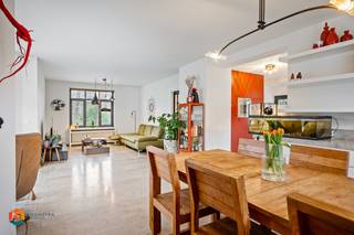 Op een goede locatie in Keerbergen bevindt zich deze authentieke villa met 4 slaapkamers, polyvalente ruimtes, uitgerust bijgebouw, dubbele garage...