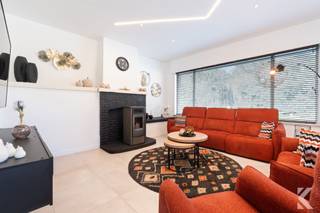 <p><strong>Gigantesque maison rénovée avec garage, grande terrasse et 19 panneaux solaires à Nieuwpoort</strong></p><p><strong>Description</strong><br /><strong>Cette</strong> maison exceptionnellement spacieuse et entièrement rénovée offre beaucoup de lumière, de confort et de techniques modernes. Avec plusieurs chambres, deux salles de bains, un grand espace de vie et des terrasses ensoleillées, il s'agit d'une maison familiale idéale. Grâce aux panneaux solaires, à la domotique et aux rénovations récentes, la maison est entièrement prête à être emménagée. La propriété est également vendue meublée.</p><p><strong>Avantages</strong></p><ul><li><p>Propriété entièrement rénovée (travaux récents 2024)</p></li><li><p>Espace de vie très lumineux avec poêle à granulés</p></li><li><p>Grande cuisine équipée avec appareils Bosch et plaques de cuisson Siemens</p></li><li><p>Domotique, éclairage graduable et spots encastrés et hauts plafonds</p></li><li><p>19 panneaux solaires</p></li><li><p>Chauffage au gaz + poêle à granulés (EPC-C)</p></li><li><p>Fenêtres et isolation rénovées</p></li><li><p>4 grandes chambres dont 1 grande chambre sous les toits avec air conditionné</p></li><li><p>2 salles de bains et toilettes</p></li><li><p>Grande terrasse au premier étage + vue sur l'eau + jardin avec orientation sud-est</p></li><li><p>Garage avec portail haut</p></li><li><p>Sous-sol complet</p></li><li><p>Mobilier inclus (valeur ± €25,000)</p></li></ul><p> </p><p>Plus d'infos ou une visite ? <br />karel@roetsvastgoed.be<br />0470342025</p>