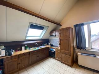 <p><strong>Gezellig appartement met topligging in Maaseik</strong></p>
<p>Op zoek naar een comfortabele woonst op een rustige locatie en dicht bij alle voorzieningen? Dan is dit appartement zeker een bezoek waard. Gelegen in een rustige straat nabij het centrum van Maaseik, geniet u hier van een aangename woonomgeving met tal van mooie wandel- en fietsroutes in de directe omgeving.</p>
<p>Het appartement omvat een inkomhal, een ruime en gezellige leefruimte, een keuken met aansluitende berging, een slaapkamer en een badkamer met toilet en bad/douche.</p>
<p><strong>Troeven:</strong><br />- Rustige ligging<br />- Nabij centrum en winkels<br />- Mooie wandel- en fietsmogelijkheden in de buurt<br />- Praktische indeling<br /><br />Wij <strong>ontzorgen</strong> je ook voor de <strong>verkoop</strong> van je <strong>huidige woning</strong>! Voor meer uitleg helpen we je graag verder.<br /><br />Voor een <strong>bezoek ter plaatse</strong>, klik op onze website www.jansenrealestate.be bij het pand op de knop 'bezoek aanvragen' en je wordt zo snel als mogelijk gecontacteerd.</p>