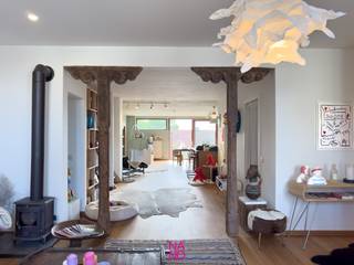 Deze handelswoning is verdeeld over drie niveaus van woning, dakloft, winkel- en expositieruimte, een mooie blend van uiteenlopende functies – wonen, werken, creëren en exposeren.<br />Zuiver privé, combi met atelier, expositieruimte, kantoor of een mix? Alles kan.<br /><br /><strong>Het volledige pand wordt integraal verhuurd, ongemeubeld, inclusief de handelsruimte en de woonverdiepingen.<br />Huurprijs: € 1.995 per maand.</strong><br /><br />Op het gelijkvloers treft men de winkelruimte met berging, toilet, expositieruimte en een handige kitchenette. Deze verdieping vloeit naadloos over naar de zongerichte tuin met ruime tuinberging, ideaal voor extra mogelijkheden. <br /><br />Op de eerste verdieping bevindt zich de lofty woonruimtes vol authentieke elementen en magnifieke uitzichten op zowel het Stadshuis en Marktplein als vanuit het zonneterras op de Molen van Damme. Hier zijn reeds 2 kamers, die momenteel ingedeeld zijn als bureau en logeerkamer en een badkamer. <br /><br />Op de bovenste verdieping geniet de master bedroom in de dakloft van een ongekende sfeer. Hier is ook een authentieke Marokkaanse wastafel, douchecel, ingemaakte kastruimte en een toilet aanwezig. <br /><br />De winkelruimte geeft via een luik ook toegang tot de kelderruimte. <br /><br />Heeft u interesse om dit pand te huren? Contacteer immo NANO via 0471 22 68 18 of info@immonano.be. 