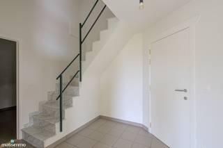 INSTAPKLAAR DUPLEXAPPARTEMENT MET 2 SLAAPKAMERS EN GARAGE NABIJ HET CENTRUM VAN BILZEN<br /><br />Dit instapklare duplexappartement is gelegen aan de Winterstraat 32/6 te Bilzen. De gezellige markt, de vele terrassen, de winkels en het bruisende centrum van Bilzen zijn op wandelafstand gelegen. Ook de diverse scholen in Bilzen bevinden zich op fiets- en wandelafstand. Door haar centrale ligging is er een goede uitvalsbasis naar zowel de omliggende dorpen en steden alsook de op- en afrit van de autostrade E313.<br /><br />Het appartement is gelegen op de tweede en derde verdieping en is bereikbaar via de trap en de lift.<br />De indeling is als volgt:<br />TWEEDE VERDIEPING:<br />- Inkomhal.<br />- Toilet.<br />- Woonkamer.<br />- Keuken. De keuken is voorzien van een inbouwkoelkast en een keramische kookplaat met afzuigkap.<br />- Ruime berging met aansluiting voor het wasmachine.<br />- 2 terrassen met buitenberging.<br /><br />DERDE VERDIEPING:<br />- Nachthal.<br />- 2 slaapkamers.<br />- Badkamer. De badkamer is voorzien van een enkele lavabo, een toilet en een bad-douche combinatie.<br /><br />De gemeenschappelijke kosten bedragen €25/maand.<br />Het appartement beschikt over een garage aan de achterzijde van het gebouw.<br /><br />Wilt u graag een bezichtiging inplannen voor dit instapklare appartement? Contacteer ons dan vrijblijvend via info@matisimmo.be.