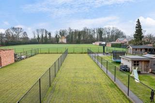 <p>Moderne, kwalitatieve <strong>nieuwbouwwoning</strong> met warmtepomp en zonnepanelen en <strong>weids</strong> groen uitzicht.</p>
<p>Deze recente en kwalitatieve nieuwbouwwoning met strakke belijning, met warme rode gevelsteen en zwart aluminium accenten is gelegen in een rustige, <strong>doodlopende straat</strong> in Essen-Heikant en combineert hedendaags wooncomfort met energiezuinige technieken en een prachtig weids zicht achteraan.<br /><br /><strong>Indeling</strong>:<strong><br />Gelijkvloers</strong><br />-Bij het binnenkomen wordt u verwelkomd in een stijlvolle inkomhal voorzien van<strong> ingemaakte kasten </strong>met geïntegreerde indirecte verlichting<br />-Apart gastentoilet met handenwasser en stijlvolle patroontegel<br />-<strong>Ruime leefruimte </strong>met grote raampartijen<br />-Moderne, <strong>luxueuze open leef keuken </strong>en straalt<strong> </strong>rust en verfijning uit en is volledig uitgerust met:<br />Combi-oven, dampkap met filtersysteem, inductievuur, vaatwasser, geïntegreerde koelkast, geïntegreerde diepvries<br />-Heel de beneden verdieping wordt verwarmd met <strong>vloerverwarming</strong><br /><br /><strong>Verdieping:</strong><br />-De bovenverdieping beschikt over <strong>3 volwaardige slaapkamers,</strong> allen afgewerkt met mooie parketegel en voorzien van vloerverwarming<br />-De luxueuze badkamer is een echte eyecatcher en werd afgewerkt met<strong> hoogwaardige materialen,</strong> waaronder een stijlvolle terrazzo-accentwand<br />De badkamer beschikt over:<br />-Dubbele lavabo met meubel en spiegelkasten<br />-Ruime inloopdouche met glazen wand<br />-Tweede toilet<br />-Handdoekverwarmer<br /><br /><strong>Garage &amp; buitenruimte:</strong><br />-Veilige, afgesloten garage met automatische poort<br />-Ingemaakte kast in de garage<br />-Buitenkraan voorzien<br />De woning beschikt over een<strong> volledig omheinde tuin</strong> met nieuw geplaatste afsluiting en een aangelegd terras<br />Achteraan geniet u van een weids groen zicht zonder directe inkijk<br /><strong><br />Troeven:</strong><br />-<strong>Warmtepomp</strong> lucht-water<br />-<strong>Vloerverwarming</strong> overal (behalve garage)<br />-Voor 2730Wp aan 4 <strong>zonnepanelen</strong> <br />-<strong>Regenwaterput</strong> van 10.000 liter<br />-Aluminium ramen met extra geïsoleerde profielen<br />-Op de constructie(390.000€) wordt 21% BTW gerekend en 12% op het grondaandeel(160.000€)</p>
<p>-<strong>BEN-</strong>woning<strong><br />- Bijgebouw </strong>12m2 kan bijgeplaatst worden<br /><br />Deze woning<strong> combineert energiezuinig wonen, moderne afwerking</strong> en een<strong> top ligging in Essen</strong><br />Ideaal voor gezinnen of wie comfortabel en toekomstgericht wil wonen.</p>