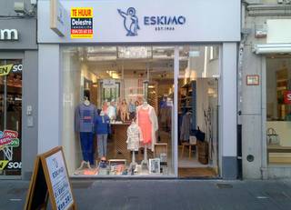 Handelseigendom te huur, gelegen op een toplocatie in de Lange Munt in Gent met een gelijkvloerse oppervlakte van ca. 86 m².+ verdieping
Dit pand is gelegen in directe buurt van: ‘H&amp;M’, ‘Primark’,  ‘Swarovski’, ‘Veritas’, ‘Hairdis’, ‘Sergent Major’, ‘Torfs’, ...Specificaties: Nieuwe handelshuurovereenkomst.  
De verdiepingen zijn bruikbaar als stockruimte of sociale ruimte. 
Huurwaarborg: zes maanden. 
 De maandelijkse huurprijs bedraagt 6.000 euro + onroerende voorheffing ( ca. 3.000 euro per jaar) is ten laste van de huurder. Het makelaarsloon ten bedrage van 15 % van de jaarhuur + 21 % btw is ten laste van de nieuwe huurder.

Benieuwd naar dit commerciële pand gelegen in het centrum van Gent? 
Contacteer ons gerust: 054 33 62 52 of info@immodelestre.be 
