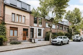 <p><strong>Deze prachtig gerenoveerde woning is gelegen</strong> in een rustige straat op de grens van Merksem en Schoten. Dichtbij winkels, scholen, openbaar vervoer, de stad én het groen.</p><p><br /></p><p><strong>De indeling:</strong> Je komt binnen in een strakke inkomhal met aparte toilet en onder de trap toegang tot de kelder - Op het gelijkvloers bevindt zich de lichtrijke leefruimte die is onderverdeeld in een salon, eetkamer en loopt over in de volledig uitgeruste open keuken die grenst aan de tuin en de technische berging - Op de overloop naar het eerste verdiep bevindt zich de moderne badkamer met inloopdouche en bad - Op het eerste verdiep zijn er 2 zeer ruime slaapkamers en een apart toilet - Op de tweede verdieping bevindt zich de grote masterbedroom met mooie raampartij en een apart toilet.</p><p><br /></p><p><strong>Troeven:</strong> Gerenoveerd en instapklaar - Vloerverwarming (verwarming d.m.v. warmtepomp) - Tuin - Compleet uitgeruste keuken - 3 aparte toiletten - Aangename kindvriendelijke buurt - Voortuin - Hippe materiaalkeuzes</p>