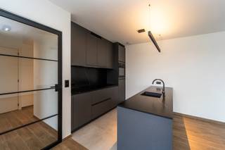 <p><strong>Ruim 2 slaapkamer appartement met droomterras</strong></p>
<p>Bent u opzoek naar een recent gebouw appartement met veel licht en een ruim terras?<br />Dan is dit appartement beslist iets voor u!<br /><br />Dit mooi appartement is gelegen op een toplocatie! Het is zeer centraal gelegen aan de Antwerpse stadsrand, vlakbij alle invalswegen en het openbaar vervoer. Op een steenworp verwijdert zijn er ook parken, winkels en scholen.<br /><br />Het appartement is gelegen op de 10e verdieping van het nieuwbouwproject “Louise-Marie”. Dit leuk appartement beschikt over een prachtig afgewerkte marmeren open keuken met alle moderne apparaten voorzien zoals een vaatwasser, combi-oven en inductie kookplaat. <br /><br />Verder heeft het appartement plaatsgemaakt voor 2 slaapkamers en een mooi afgewerkte badkamer met ruime inloopdouche en wastafel.<br />Bovendien beschikt het appartement over een gastentoilet en een berging.<br /><br />De echte troef van het appartement is het ruime terras waar u ten volle van kan genieten.<br /><br />Ten slotte is er in het complex een mooie fitnessruimte waar u dagelijks kan van genieten.<br /><br />Optioneel is er een ondergrondse parking te koop voor 35.000€<br /><br />Momenteel verhuurd aan 1.395 euro excl kosten.<br /><br />Contacteer LISTED voor een rondleiding: 03 283 51 51</p>