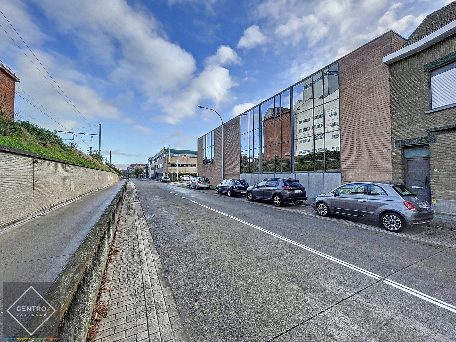 Instapklare burelen/showroom (± 1.400 m²) + opslagplaats ( ± 2.700m²) met 4 sectionale poorten en VH van 7m te ROESELARE ! - foto 2