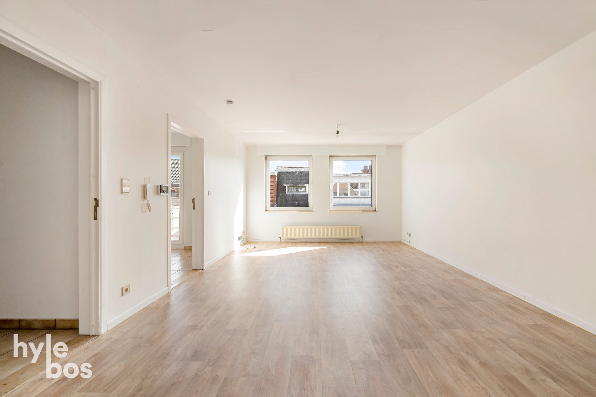 Centrally located move-in ready apartment with garage - photo 3