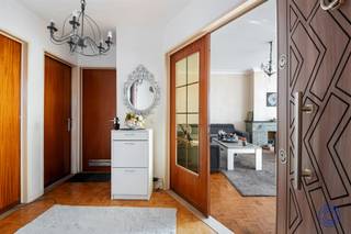 <p><span>Informatie appartement</span></p><p><span>Ruim 2-slpk appartement van ca. 95m² in hartje Antwerpen. Via de ruime inkomhal voorzien van 2 praktische bergkasten en een apart toilet,  betreden we het appartement dat gelegen is op de vierde verdieping. Aan de voorgevel van het gebouw is de ruime woonkamer gelegen genietend van veel lichtinval door de gevelbrede ramen. Er is voldoende plaats voor het inrichten van een zit- en eethoek. Aansluitend aan de woonkamer bevind zich de geïnstalleerde keuken. Verder is er een ruime badkamer voorzien van een ligbad en een lavabo met spiegel. Achteraan het appartement bevinden zich tot slot de twee volwaardige slaapkamers. Maandelijkse kosten 232 EUR (water, verwarming, lift, blokpolis, syndicus, onderhoud en elektriciteit gem. delen) EPC Label B, conforme elektrische keuring en asbestveilig! Overdekte autostaanplaats om de hoek in nieuwbouwproject te Congresstraat 9 mogelijks mee aan te kopen voor 39.000 EUR. </span></p><p><span> </span></p><p><span>Indeling</span></p><ul><li><span>Inkomhal met apart toilet en twee praktische opbergkasten.</span></li><li><span>Lichtrijke leefruimte met gezellige sierhaard, dat plaats biedt voor een zit- en eethoek.</span></li><li><span>Aansluitend is er een geïnstalleerde keuken en voorziening voor aansluiting voor was- en droogmachine.</span></li><li><span>Ruime badkamer voorzien van ligbad, lavabo en spiegel.</span></li><li><span>Achteraan het appartement bevinden zich de twee volwaardige slaapkamers.</span></li></ul><p><span> </span></p><p><span>Extra's</span></p><ul><li><span>Kelderberging inbegrepen in de aankoopprijs.</span></li></ul><ul><li><span>Videofoon aanwezig.</span></li><li><span>Overdekte autostaanplaats om de hoek in nieuwbouwproject te Congresstraat 9 mogelijks mee aan te kopen voor 39.000 EUR.</span></li></ul><p><span> </span></p><p><span>Algemene informatie</span></p><ul><li><span>Maandelijkse provisie bedraagt 232 EUR (water, gas, lift, blokpolis, syndicus, onderhoud en elektriciteit gem. delen).</span></li><li><span>Maandelijkse bijdrage reservekapitaal: 58 EUR</span></li><li><span>Huidig huurprijs: 740 EUR per maand + 220 EUR kosten (Contract van korte duur eindigt op 31/01/2026)</span></li></ul><p><span> </span></p><ul><li><span>EPC: label B (geen renovatieplicht)!</span></li><li><span>Asbestinventarisattest: asbestveilig!</span></li><li><span>Elektrische keuring: in aanvraag</span></li></ul><p><span> </span></p><p><span>Gebouw</span></p><ul><li><span>Gebouw bestaande uit een kelder, handelsgelijkvloers en 6 verdiepingen met in totaal 12 appartementen. </span></li><li><span>Lift aanwezig.</span></li></ul><p><span> </span></p><p><span>Ligging</span></p><ul><li><span>Centrale ligging in de binnenstad!</span></li><li><span>Verschillende hippe bars en restaurants zoals op wandelafstand.</span></li><li><span>Centraal-Station en de Rooseveltplaats op wandelafstand en een Velofiets station om de hoek!</span></li><li><span>MOBISCORE: 9,9/10!</span></li></ul><p><span> </span></p><p><span>De informatie in deze prospect is ter informatieve titel: de kandidaat-kopers moeten hun eigen zaak maken van het verkrijgen, controleren en interpreteren van deze informatie.</span></p><p><span> </span></p>