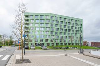 Welkom in deze verzorgde en comfortabele studentenkamer.<br /><br />De kamer is louter voor individueel gebruik en is bemeubeld met een bed, bureau, stoel, boekenrek, kleerkast en lamellen. Daarnaast beschikt de kamer over eigen sanitair met douche en toilet, evenals koud en warm water en een internetaansluiting via netwerkkabel.<br /><br />In het gehuurde goed zijn de volgende (nuts)voorzieningen/diensten aanwezig, dewelke gedeeld moeten worden met de andere bewoners: ingerichte keuken, gezellige living, fietsenbergplaats, tv-aansluiting, centrale verwarming en schoonmaak van de gemeenschappelijke delen.<br />Huurprijs 675 € + 75 € provisie nutsvoorzieningen<br /><br />Enkel voor studenten.<br />Contacteer ons gerust voor meer informatie of een bezoek ter plaatse.