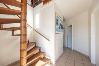 Op zoek naar een unieke woning met karakter, ruimte én moderne comfortvoorzieningen? Dit voormalige boswachtershuis werd in 1996 volledig gerenoveerd en combineert authenticiteit met hedendaags wooncomfort. Met een bewoonbare oppervlakte van 203 m² en een prachtig aangelegde tuin is dit een ideale thuis voor gezinnen of liefhebbers van rust en ruimte.<br /><br />Bij het binnenkomen geniet u meteen van de lichtrijke veranda (2014), waar u dankzij het prachtige zicht op de tuin elk seizoen tot rust komt. De open keuken sluit naadloos aan op de gezellige eetkamer en leefruimte, wat zorgt voor een warme en uitnodigende sfeer. Vanuit de leefruimte bereikt u een charmant tussenverdiep dat perfect dienst kan doen als bureau, hobbyruimte of speelhoek.<br /><br />Op de eerste verdieping bevinden zich drie ruime slaapkamers en een comfortabele badkamer uitgerust met ligbad, douche en dubbele lavabo. Ook de tweede verdieping werd volledig afgewerkt en biedt tal van mogelijkheden, waaronder het creëren van een extra slaapkamer, studio of multifunctionele ruimte.<br /><br />De volledig omheinde tuin vormt een heerlijke plek om te ontspannen, met een gezellig terras, een sfeervolle buitenlounge en een zwembad.<br /><br />Extra troeven:<br /><br />- Achteringang met automatische poort<br />- Ruime garage/werkplaats<br />- Gezellige buitenlounge<br />- 16 zonnepanelen<br />- EPC-label C<br />- Droge kelder<br /><br />Deze locatie geniet een uitstekende bereikbaarheid en een vlotte verbinding naar Antwerpen en de E313. De buurt combineert het comfort van talrijke winkels, scholen en openbaar vervoer op wandelafstand met de nabijheid van groene ontspanningsmogelijkheden zoals Fort 2. Een aangename en centrale woonomgeving met alle voorzieningen binnen handbereik.